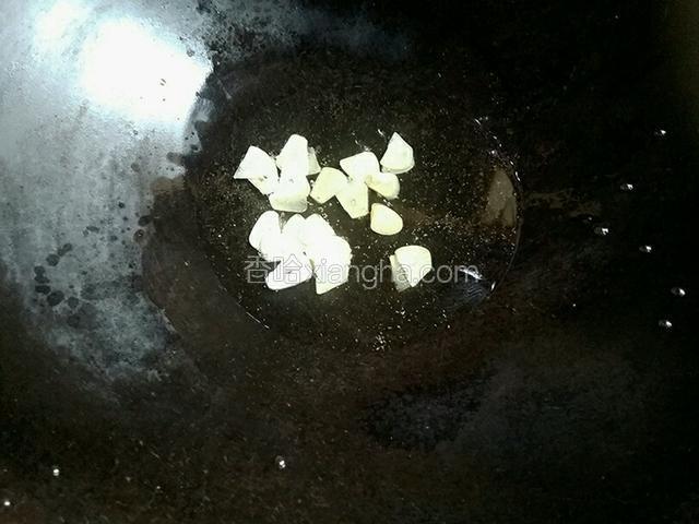 锅洗净，另加大豆油五克，把切好的蒜片下锅，小火把蒜片炒香