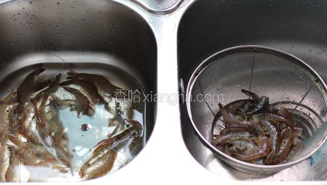 一边洗虾一边去虾头，去虾头时能够拉出大部分的虾线