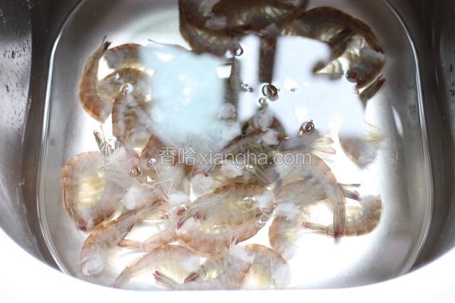 去完虾头，用清水洗干净