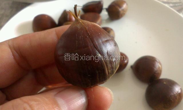 在每个栗子上用刀片划上一个十字口，深一点
