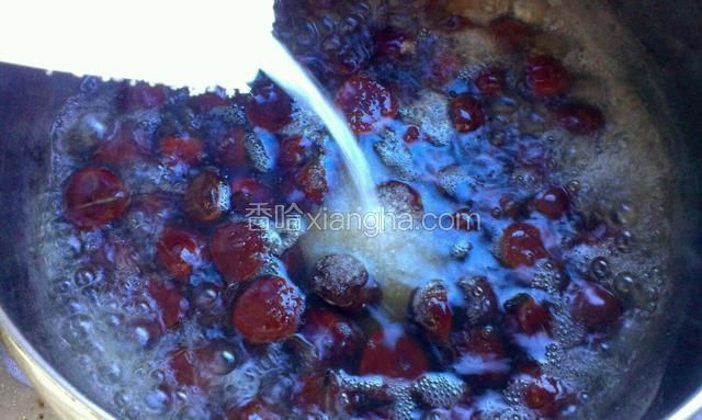 大火烧开，水开后加入白糖继续中火煮二十分钟