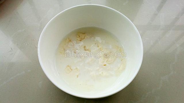 吉利丁粉放进小碗中倒入30克纯牛奶，放置一会使吉利丁粉充分膨胀。