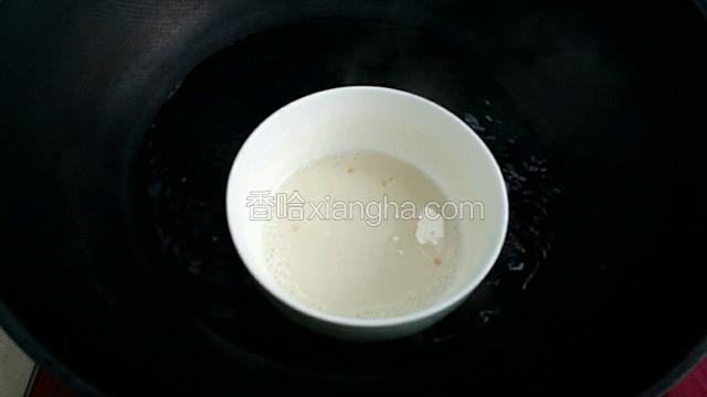 把吉利丁粉隔水融化搅拌成顺滑状态，取出晾温。