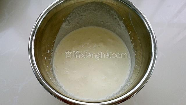 用电动打蛋器打至七成发加入朗姆酒搅拌均匀。