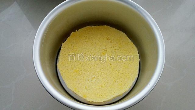 在六寸戚风模具中放入一片蛋糕。