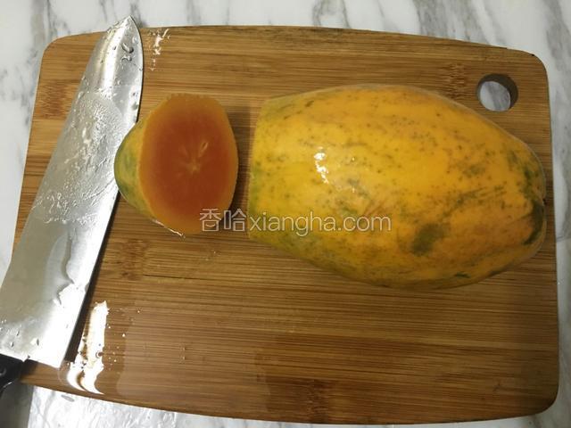 水果刀，夏威夷木瓜洗净，用水果刀切去木瓜的1/4处做为盖子。