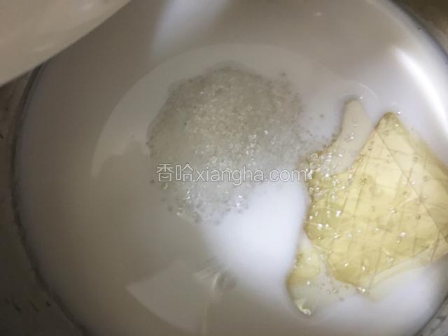 再加入白糖与用剪刀把吉利丁片剪入锅中