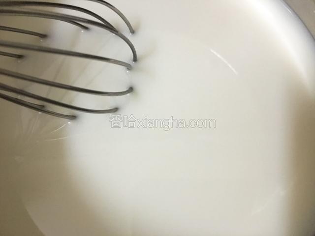 小火煮热，边煮边用打蛋器搅拌均匀至吉利丁片与椰奶完全融合即可。