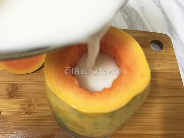 摊至手感温度再倒入木瓜中