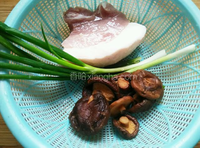 干香菇提前泡开洗净，葱和猪肉洗净