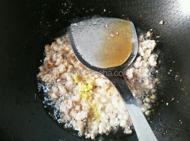 锅中放油，放猪肉炒散，放姜和料酒去腥（尽量把肥肉的油炒出来）