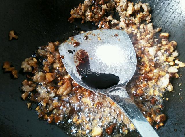 放盐和老抽炒匀