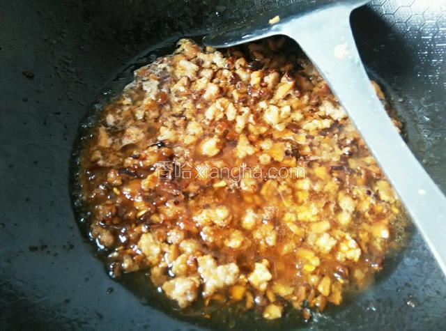 放一小碗水焖煮一会