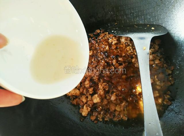 煮至汤汁不多时放入水淀粉