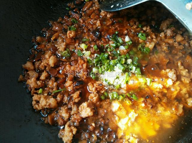 放入葱花和鸡精炒匀出锅