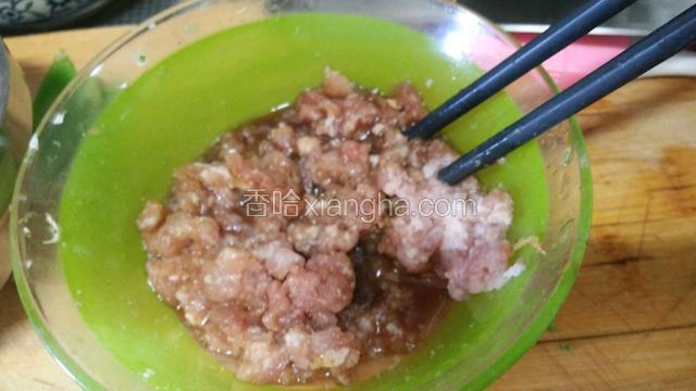 猪肉末用盐，十三香，酱油，料酒腌制十分钟