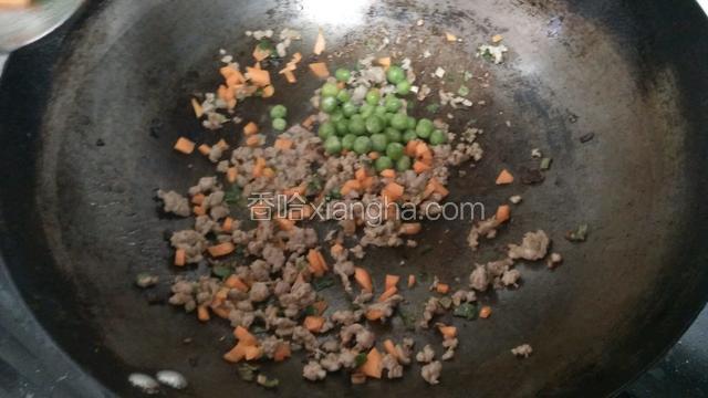 加胡萝卜末和青豆