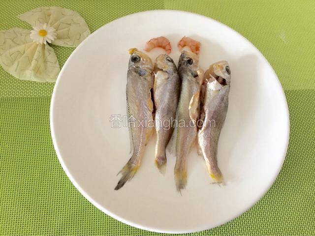 将小黄鱼处理干净备用