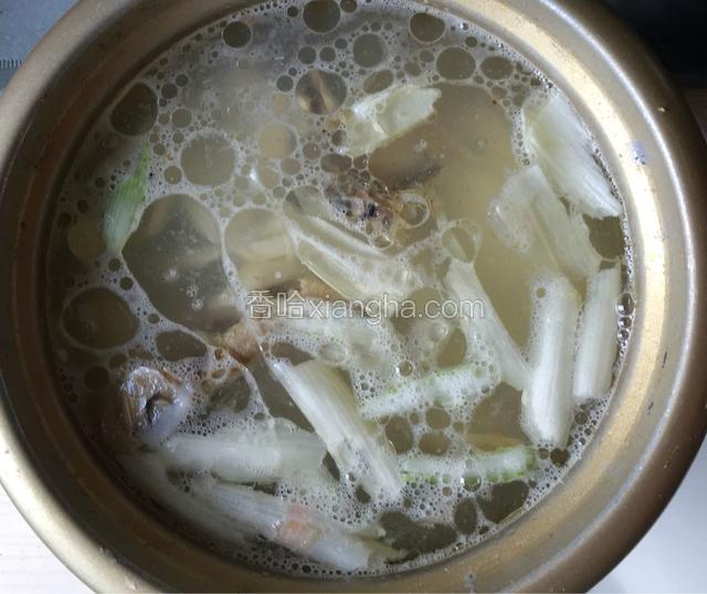 将锅内加入花生油，盐，姜一起盖锅盖煮20分钟