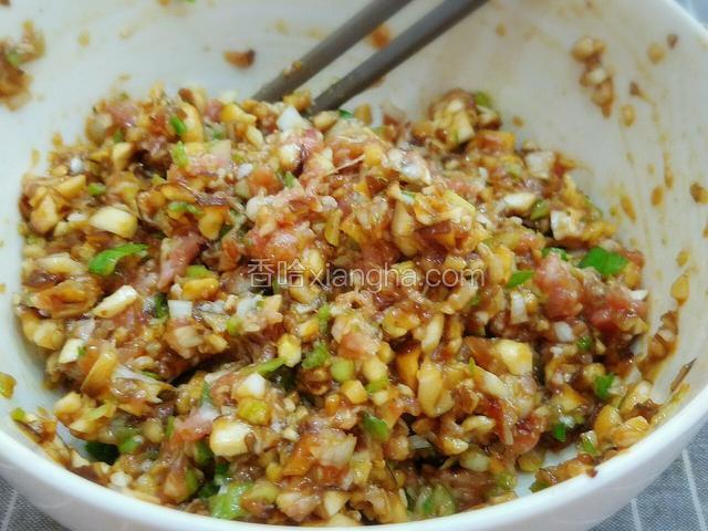 顺着一个方向搅拌均匀，猪肉香菇饺子馅就做好了。