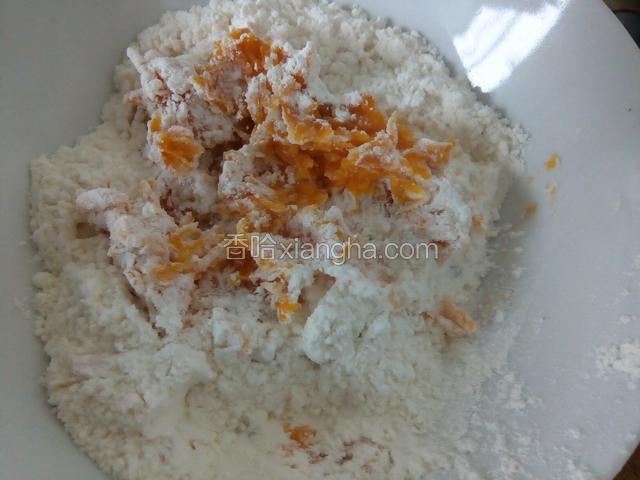 加面粉揉，不要加水，南瓜有水分