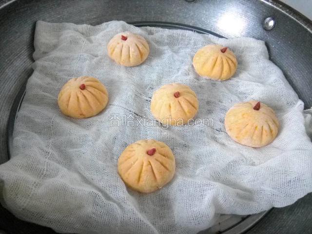 水烧开，放小南瓜蒸8到10分钟，根据南瓜大小
