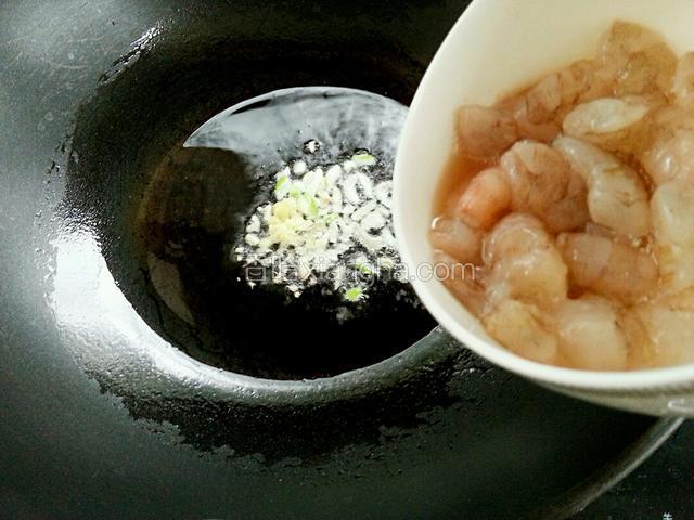 锅里油烧至六成热，放入葱姜炒香，下虾肉划散