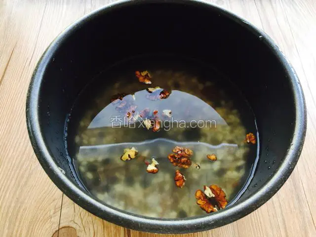 把所有食材洗干净放入电压力锅内胆里，加入三碗水。