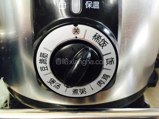 把内胆放入电压力锅中，拧到煮粥档。