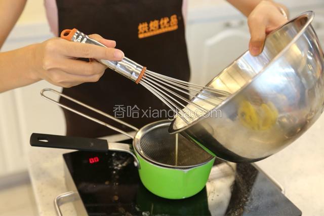 11.将面糊过筛到锅里面，大火煮至沸腾后转小火，一直用筷子搅拌。