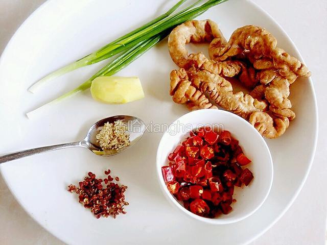 把主食材和部分配料准备就绪，如图；