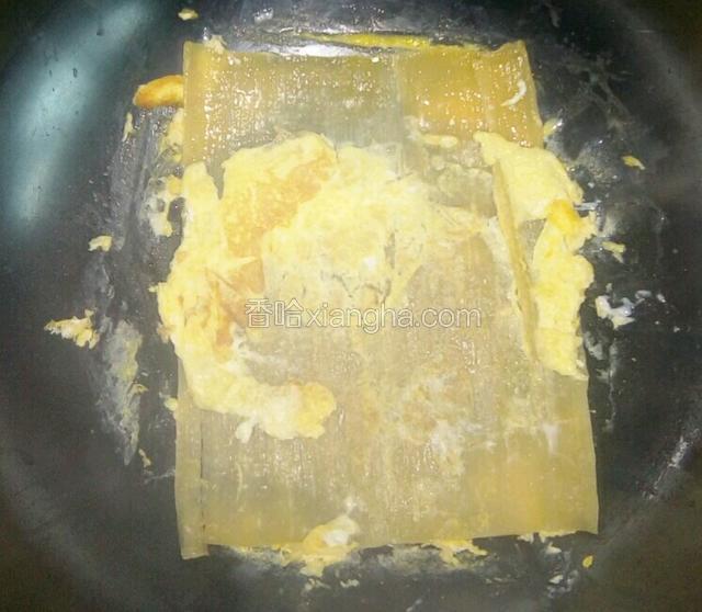 水分吸干后，打入一个鸡蛋摊匀。