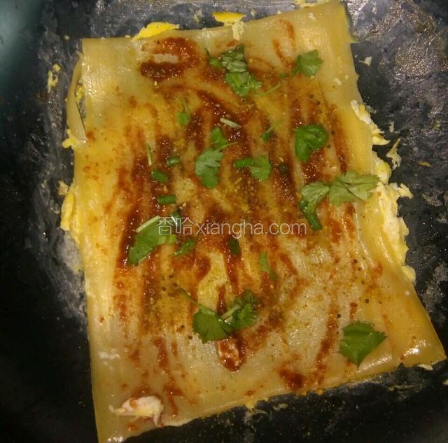 鸡蛋完全凝固后，撒上香葱和香菜。