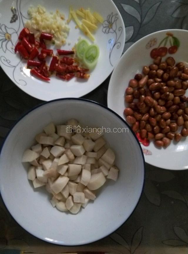 花生米提前炒熟。杏鲍菇洗净切成丁，在开水锅里淖一下水捞出淋干水分备用，葱切小段，姜切丝，蒜切末，干辣椒切小段，小米椒洗净切成小段
