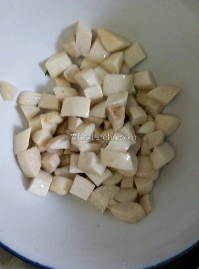 把杏鲍菇用手挤干水分放入碗内加入适量盐，水淀粉抓匀腌制十分钟