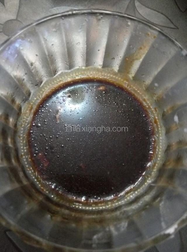 再拿一个碗，放入适量白糖，醋，生抽，老抽，盐，鸡精，水淀粉，搅匀调成料汁