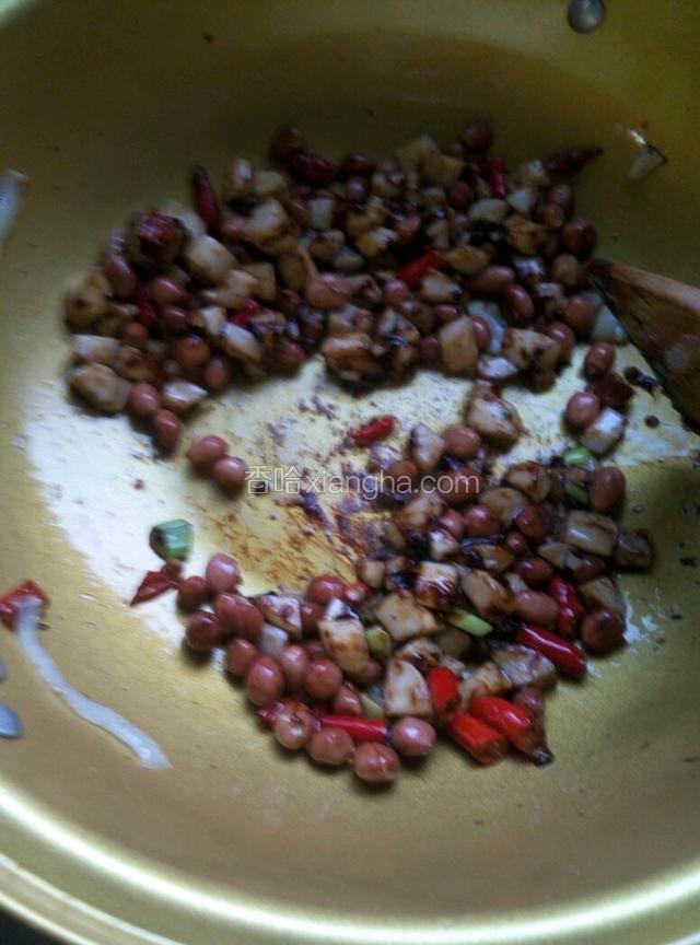 最后放入花生米翻炒均匀入味即可