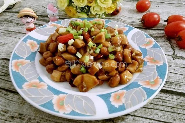 出锅装盘后撒上香葱末即可食用