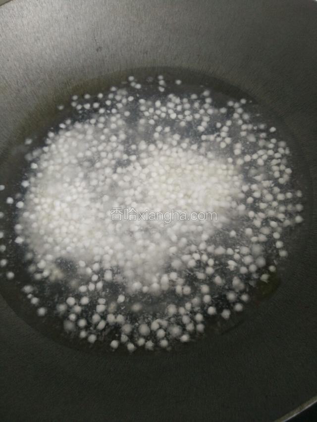 水烧开倒入西米，转中火煮15分钟