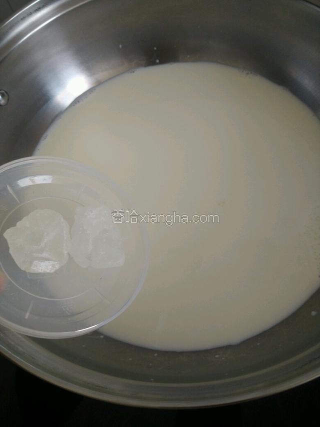 另取一锅，倒入牛奶，小火加热，放入冰糖至其融化，关火