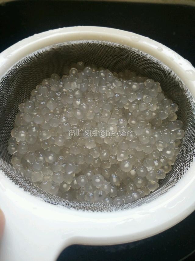 倒进漏勺沥干水
