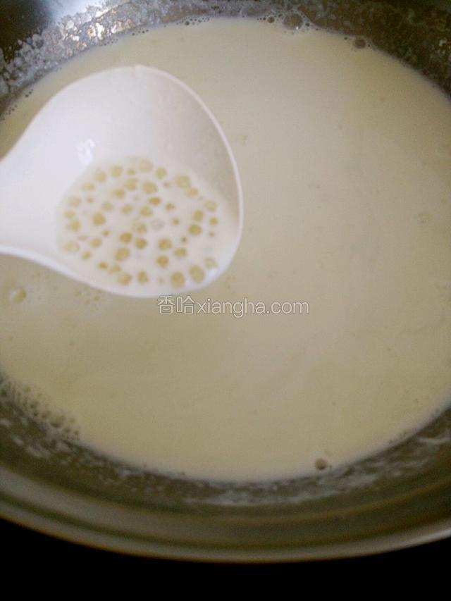 再倒进热牛奶里，晾凉加入自己喜欢的水果，即可食用，亦可冷藏