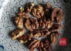 核桃仁拌菠菜的做法图解1