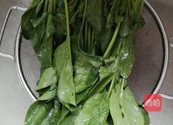 核桃仁拌菠菜的做法图解2