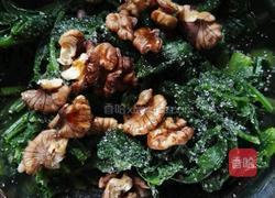 核桃仁拌菠菜的做法图解5