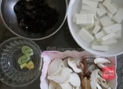 菌菇豆腐煲的做法图解2