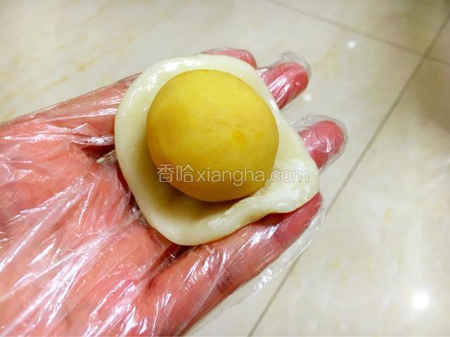 在饼皮中放入馅料包裹好。这个量我做了十六个冰皮月饼。