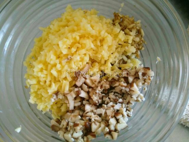 分别切碎装碗里。