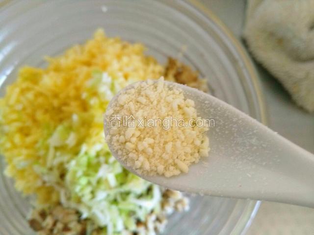 倒入适量的油，放鸡精。