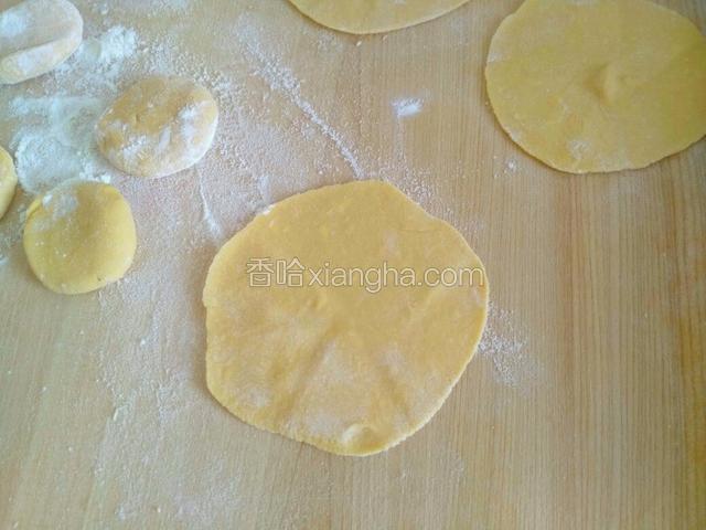 分成同等大小的面剂子，擀皮。